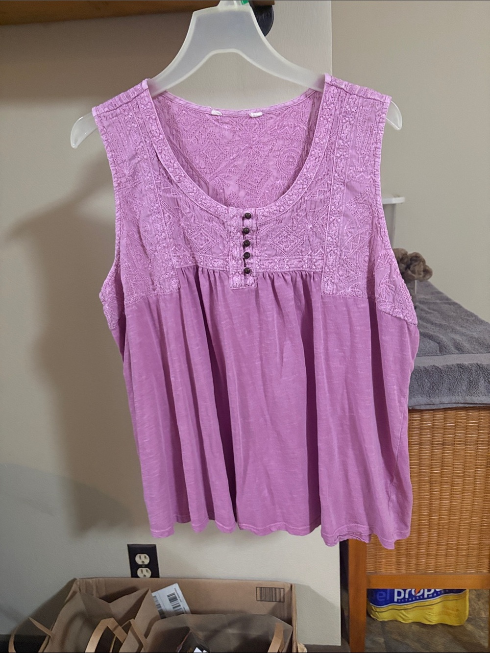 Embroidered Sleeveless Tank Top in Lilac
